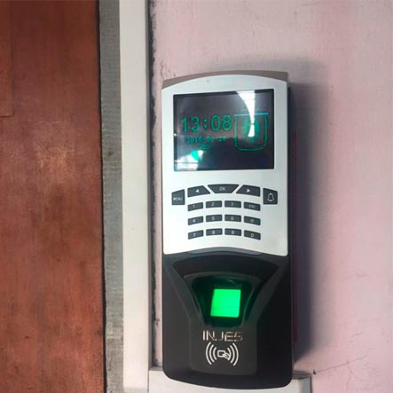 kit kontrol akses biometrik nirkabel yang rusak dihargai oleh manajer klien
